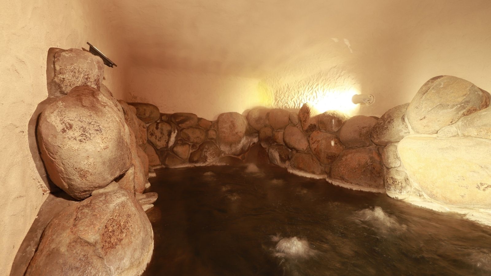 【洞窟風呂】自然の力を感じる、鬼の岩屋を模した洞窟風呂