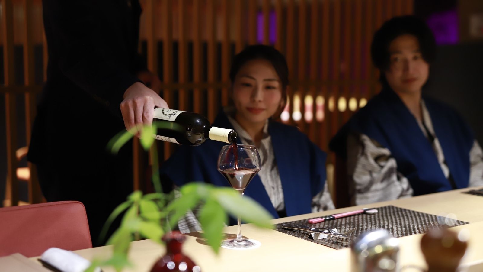 プロが注いでくれるワイン