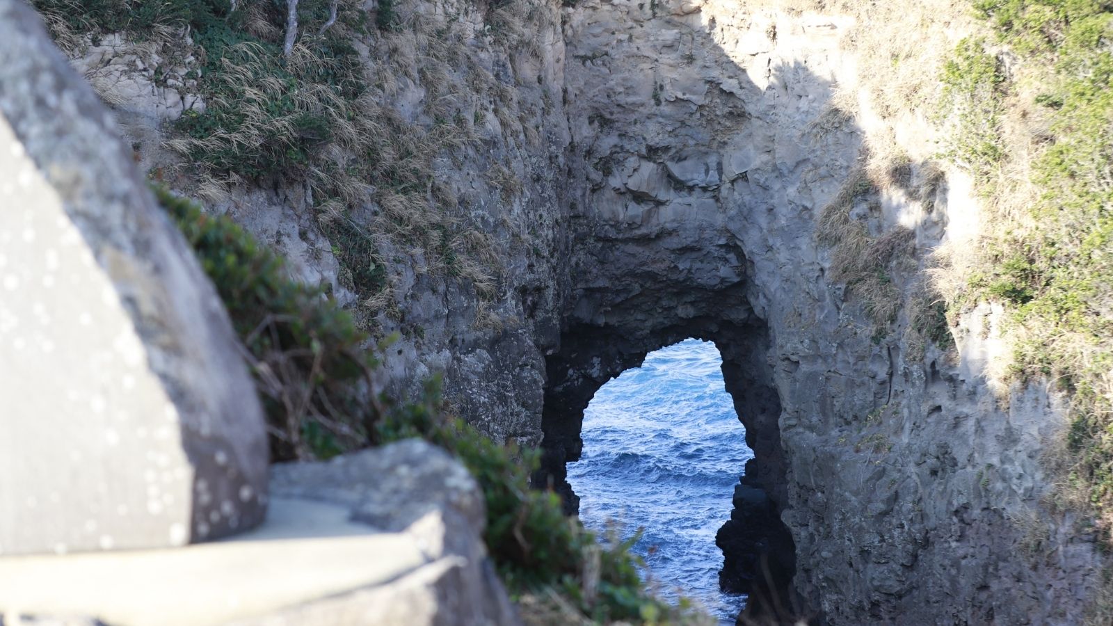 【鬼の足跡】&mdash;自然が刻んだ神秘のアーチ