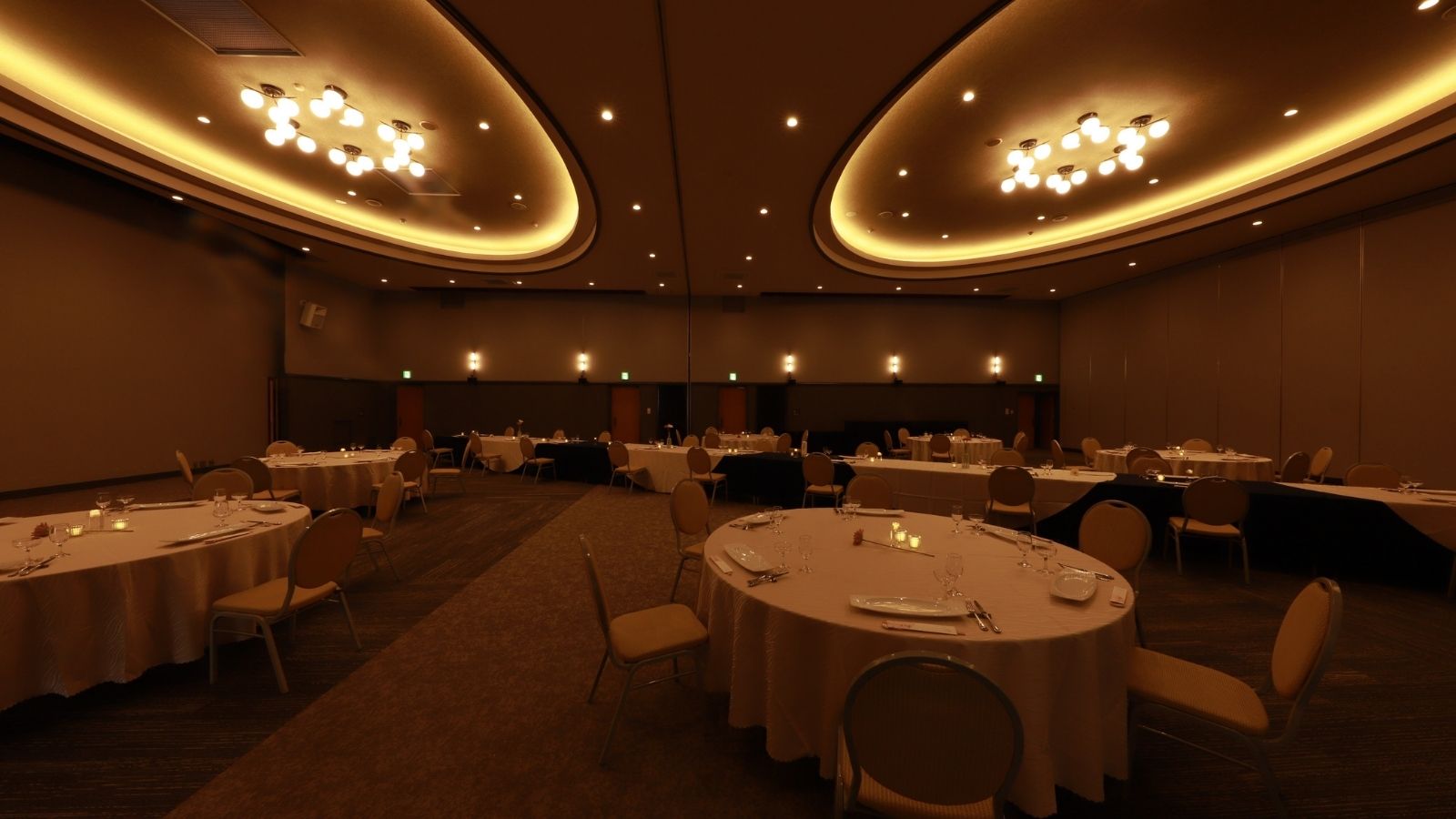 【プラネットホール】照明で演出された優雅な空間、特別なイベントに