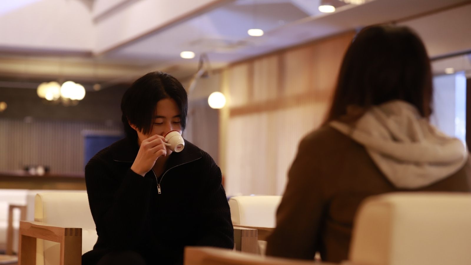 【ロビーエントランス】くつろぎのひととき、ホテルでのコーヒータイム