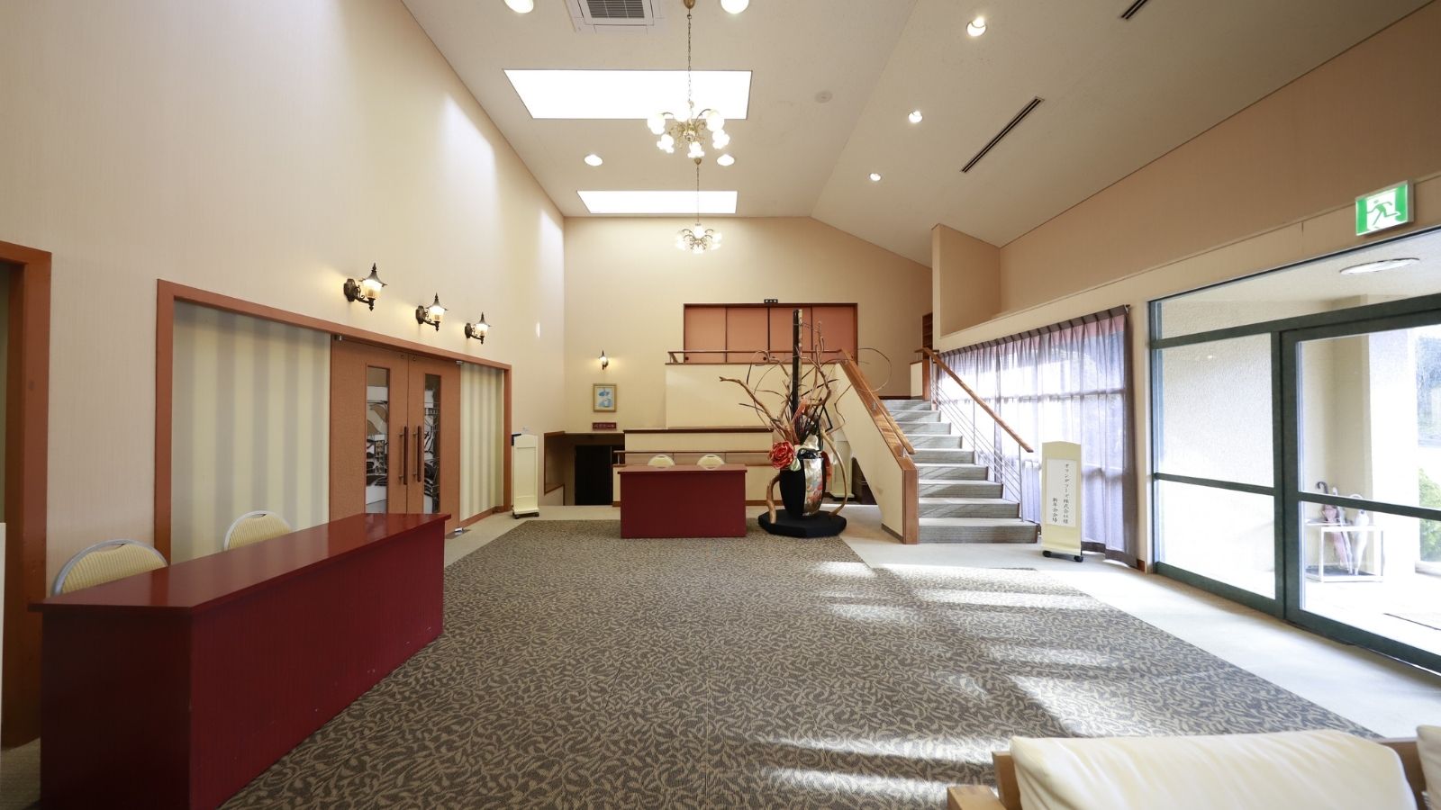 【ロビーエントランス】光と風が感じられる、開放感あふれるエントランス