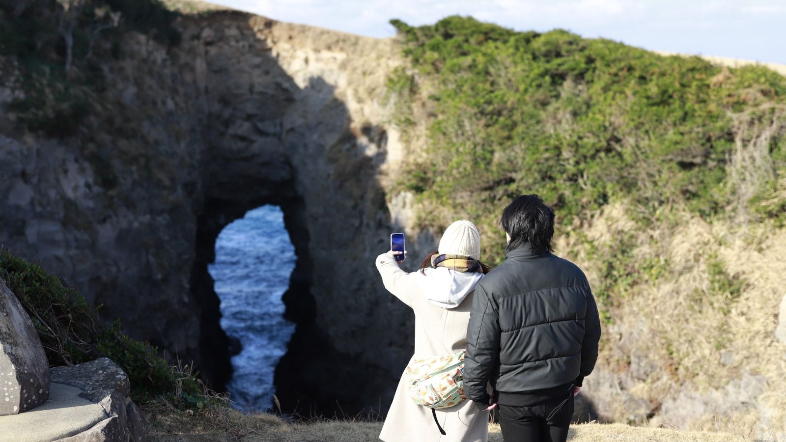 鬼の足跡を背景に、思い出の一枚