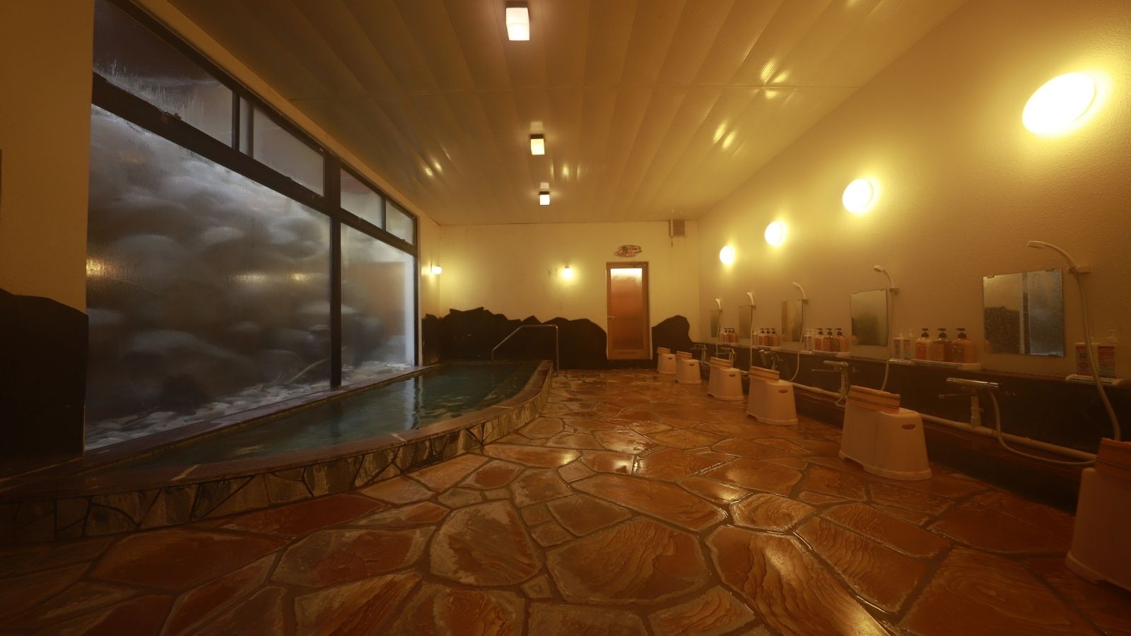 【大浴場】岩を望む洗い場で、ゆったりとしたひとときを