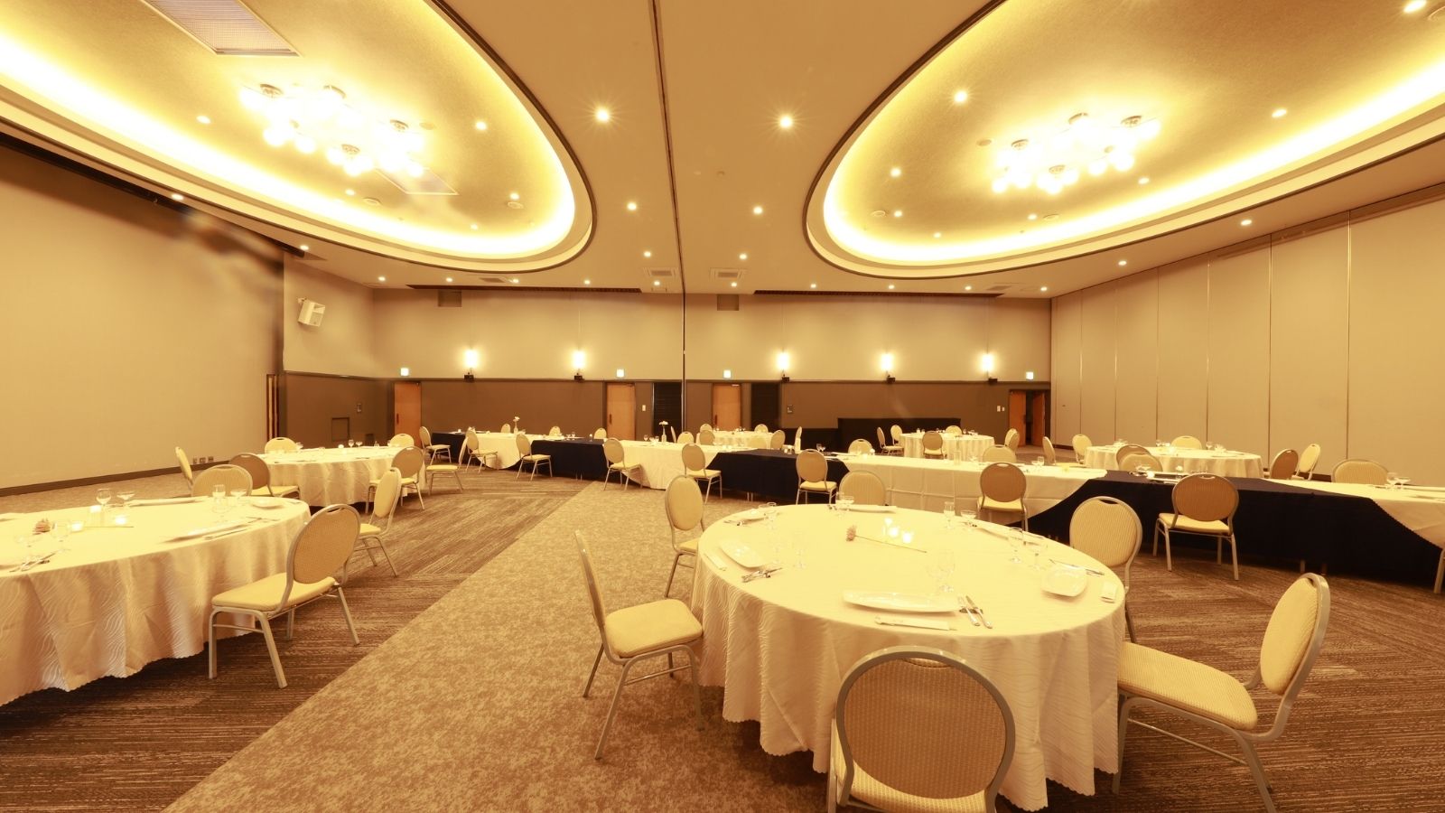 【プラネットホール】優雅な照明に包まれて、特別な夜を演出