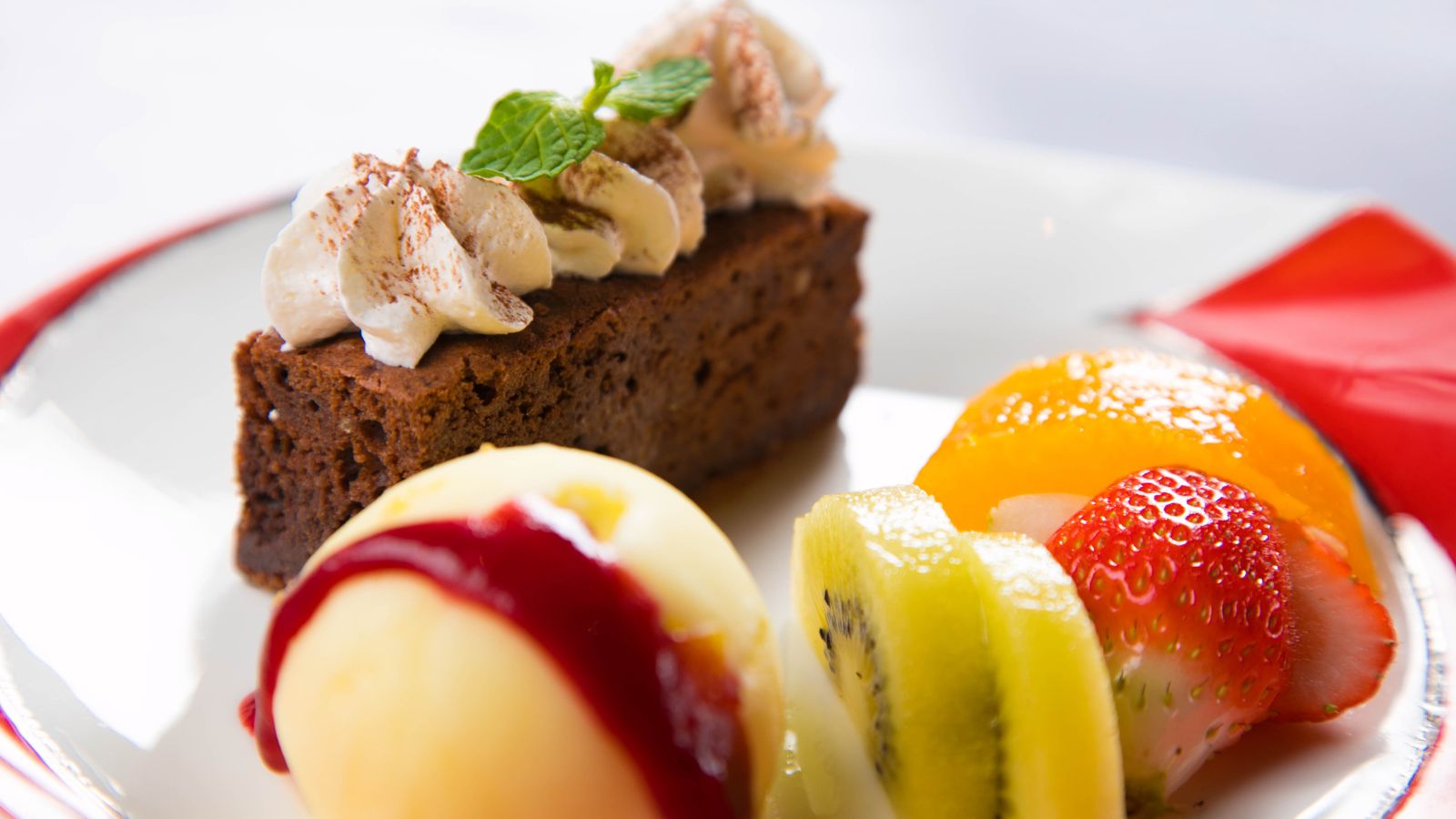 【デザート】お食事の最後を飾る、鮮やかな色合いで見た目も可愛らしい一皿