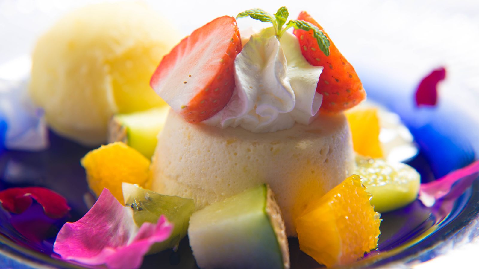 【デザート】お食事の最後を飾る、鮮やかな色合いで見た目も可愛らしい一皿