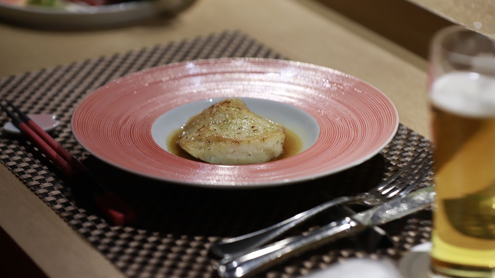 【鉄板焼き】鉄板焼きで仕上げた旬の白身魚