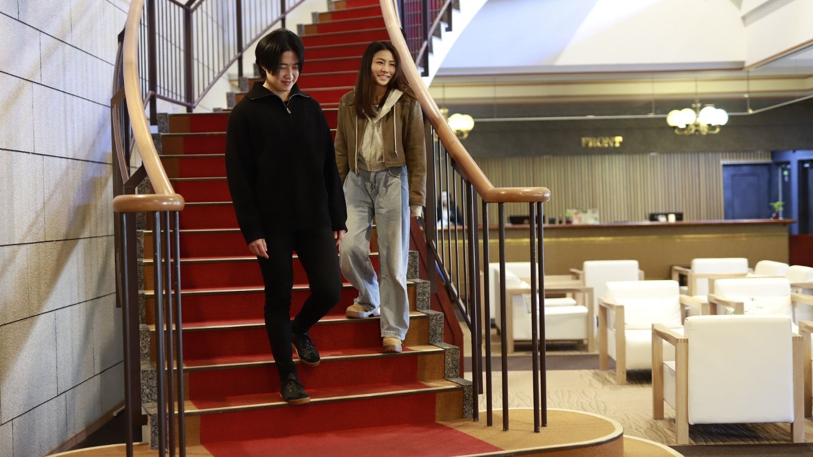 【ロビーエントランス】笑顔が広がる、ホテルの明るい空間