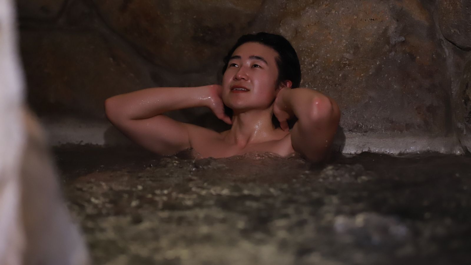 【洞窟風呂】岩に囲まれた温泉で、心も身体も解き放たれる瞬間