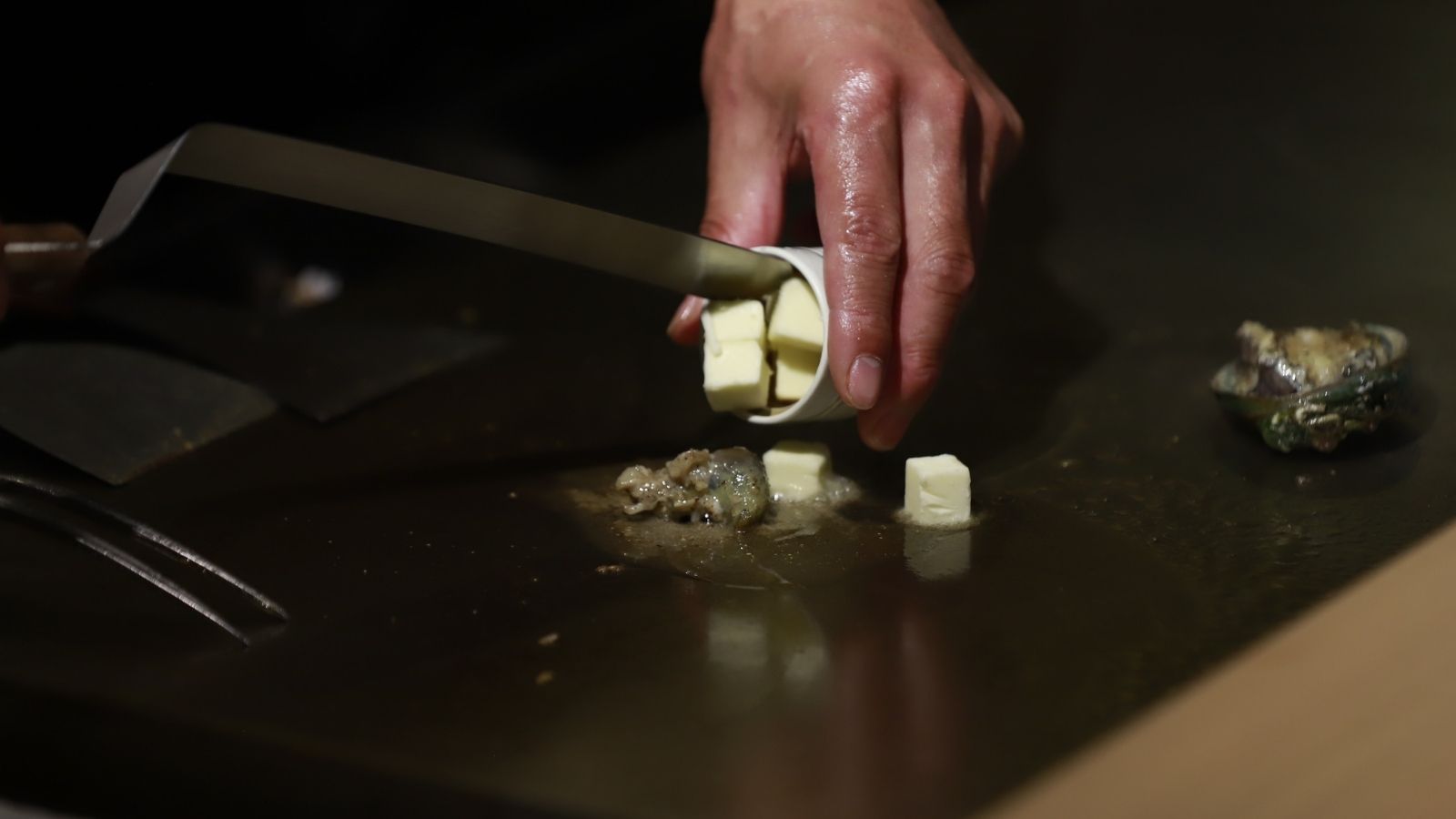 【鉄板焼き】鮑に、バターが溶けて豊かな香りと深い旨味を引き立てる
