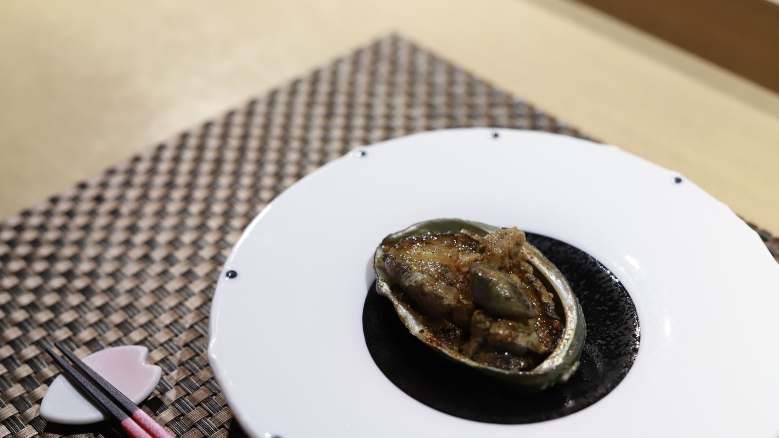 【鉄板焼き】鉄板焼きで仕上げた鮑、香り豊かな一品が完成