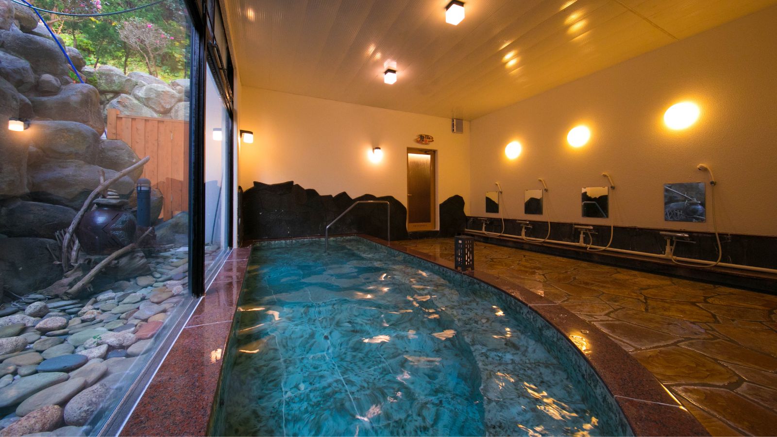 【大浴場】のんびりとお湯に浸かり日頃の疲れを癒してください