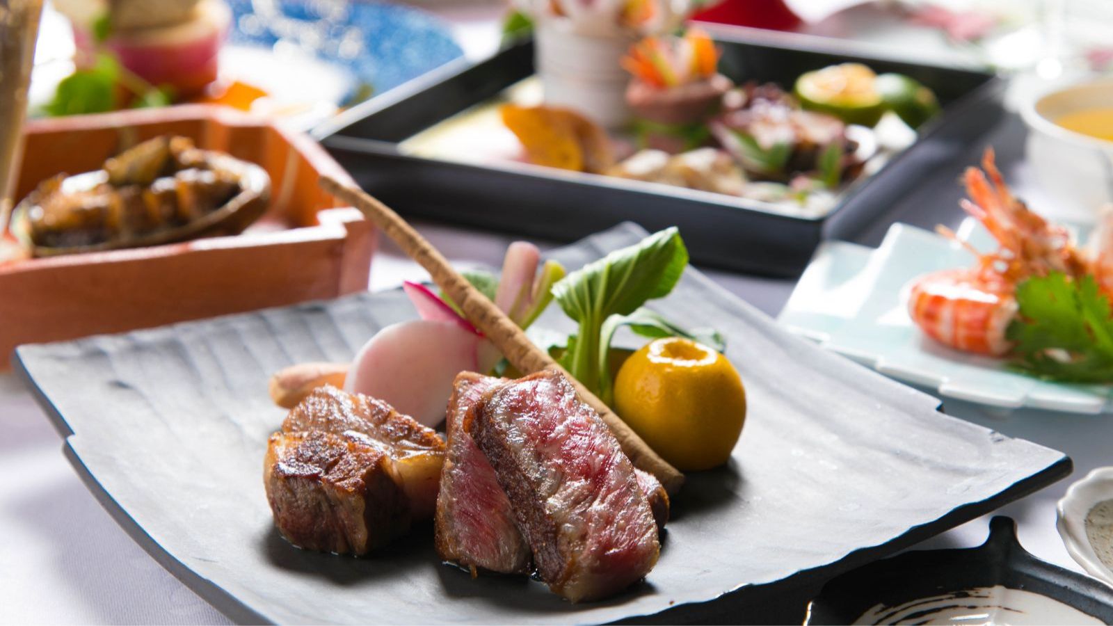 【鉄板焼き】美味しさを知り尽くしたシェフが、絶妙な火加減で最高の状態に仕上げます。