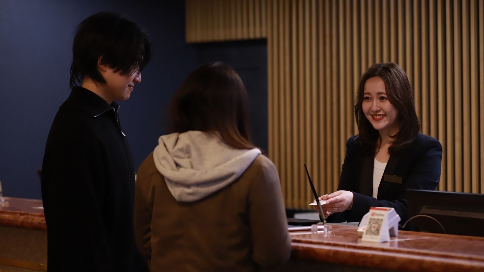 【フロント】温かいおもてなし、笑顔で迎える親切丁寧なホテルスタッフ