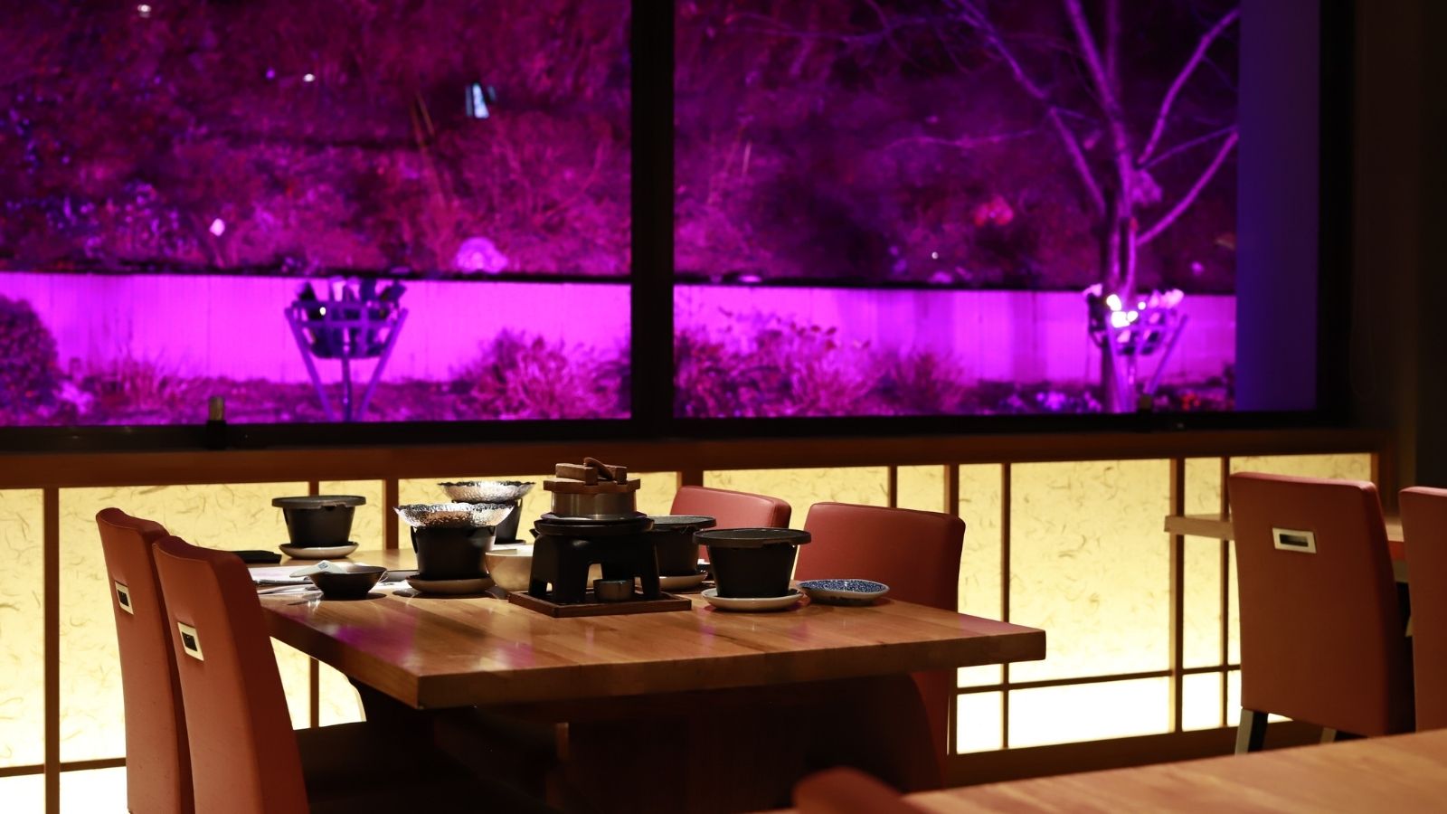 【The Dining"我羅"】美しい庭園の夜景をバックに、食事の演出が始まる