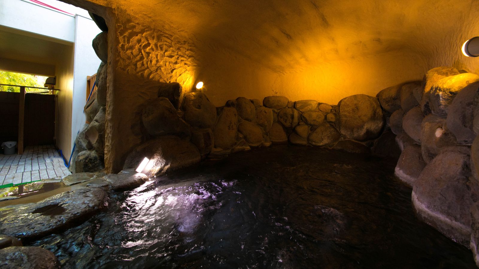 【洞窟風呂】壱岐の観光名所「鬼の岩屋」をイメージした洞窟風呂