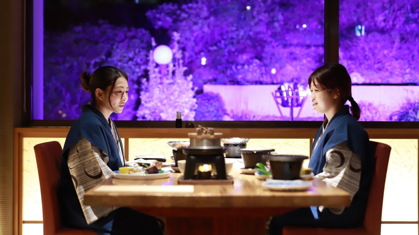 【The Dining"我羅"】庭園を紫に染める、幻想的なライトアップ。