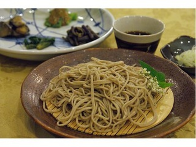 夕食では手打ちの十割蕎麦と地場野菜の料理が人気。その他　魚、肉料理が付いた和洋創作料理です