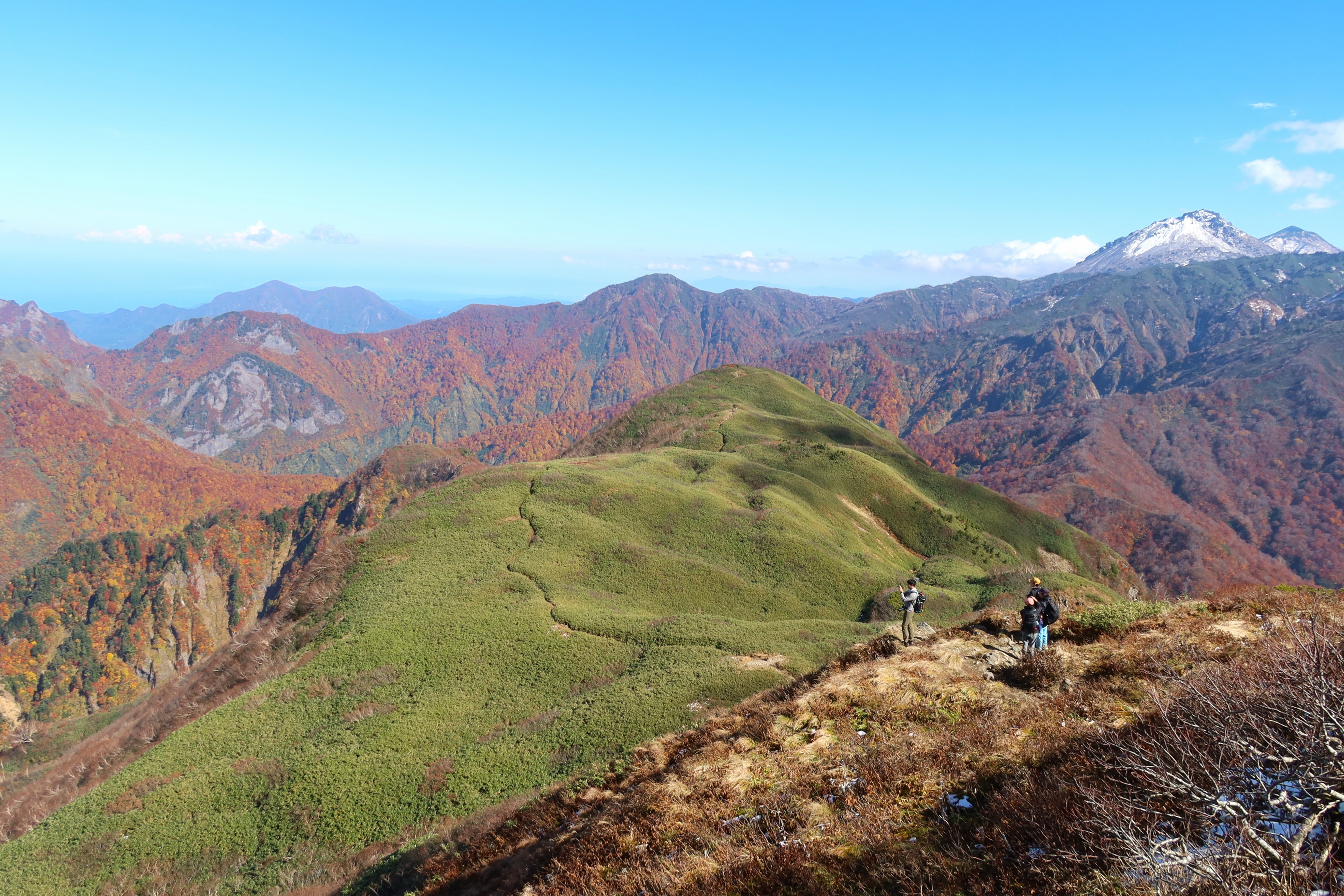 雨飾山　山頂から笹平を望む