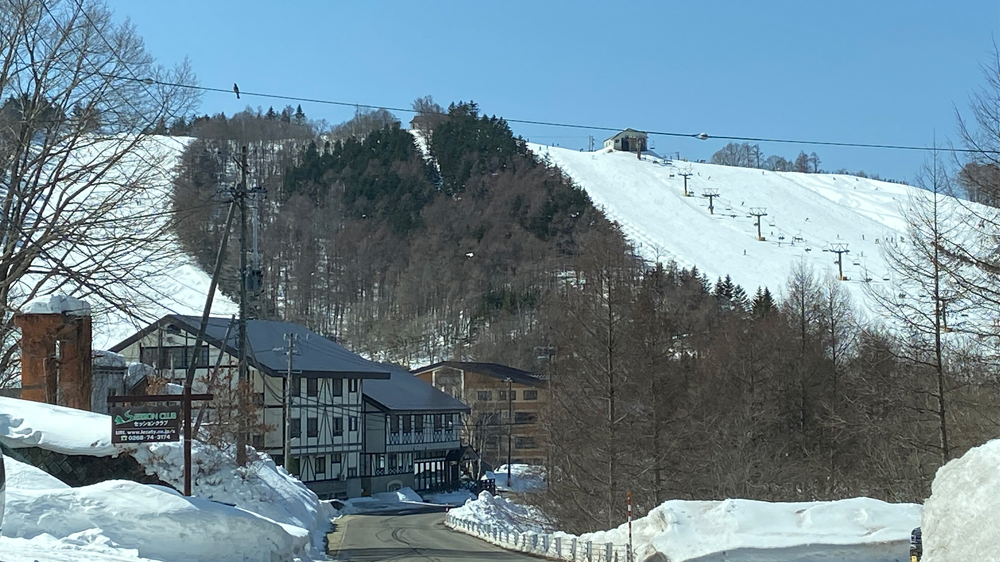 *【当館周辺】道路左手の建物が当館、右手奥に当館駐車場がございます。チェックイン前/アウト後ご利用◎