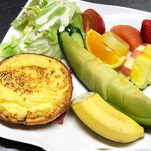 朝食のフレンチトーストのプレート