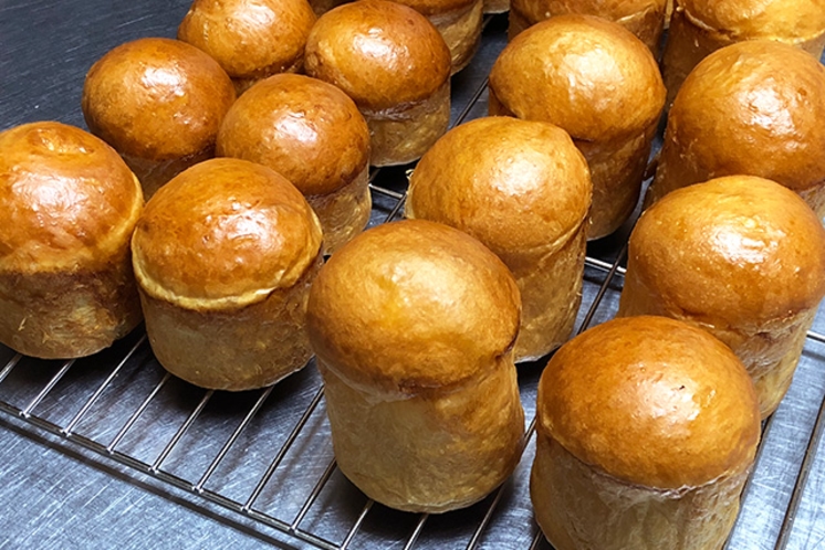 夕食用のブリオッシュ生地のパン