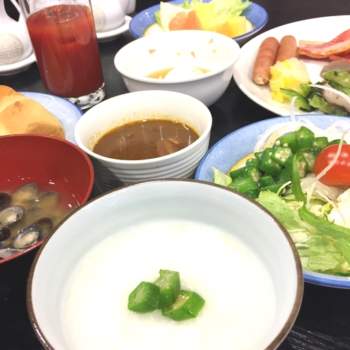 豪華朝食　中華粥　カレー　しじみ汁等