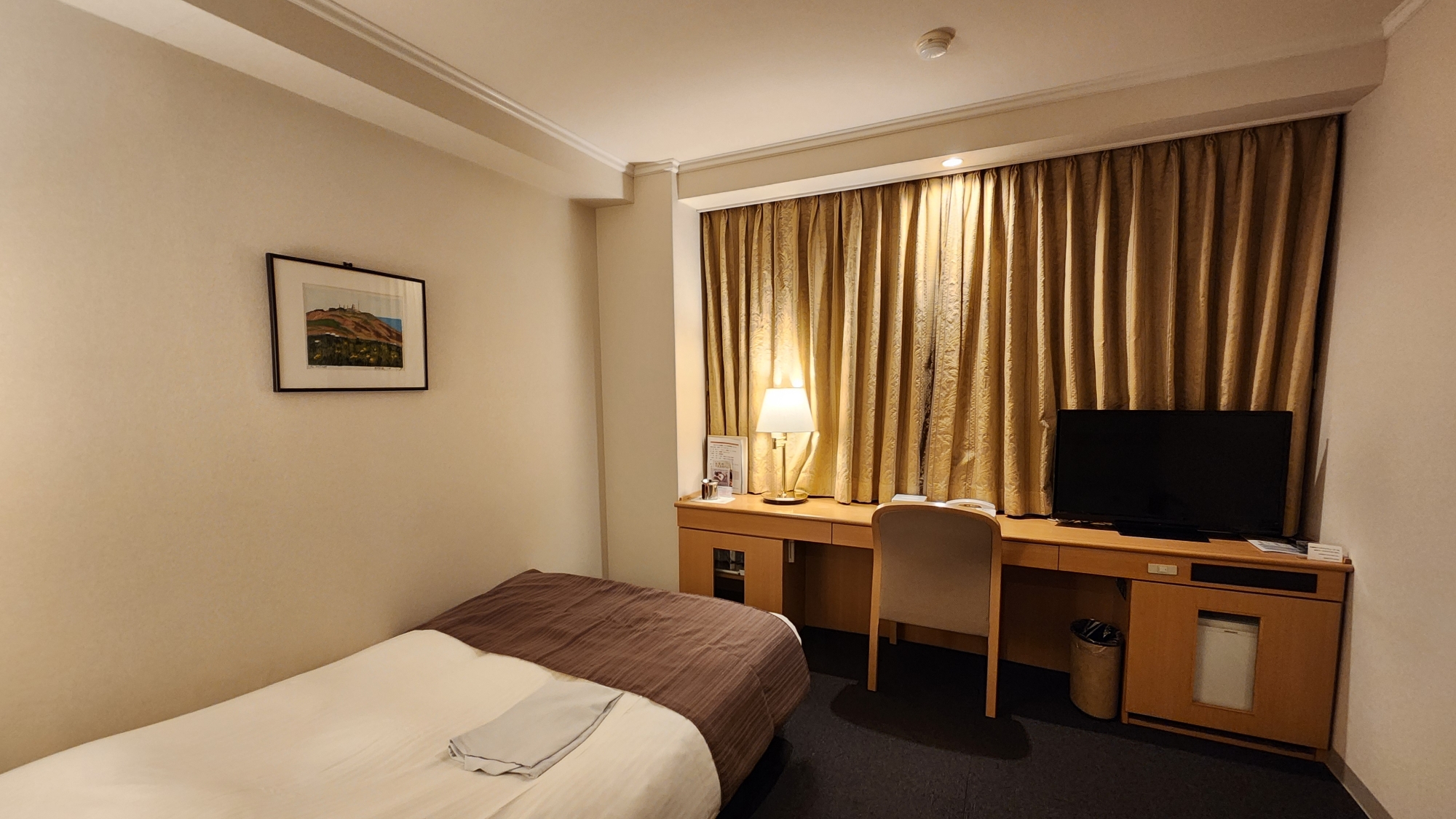 一例：シングルルーム／16㎡のゆったりとした客室。セミダブルベッドで快適にお過ごしいただけます。