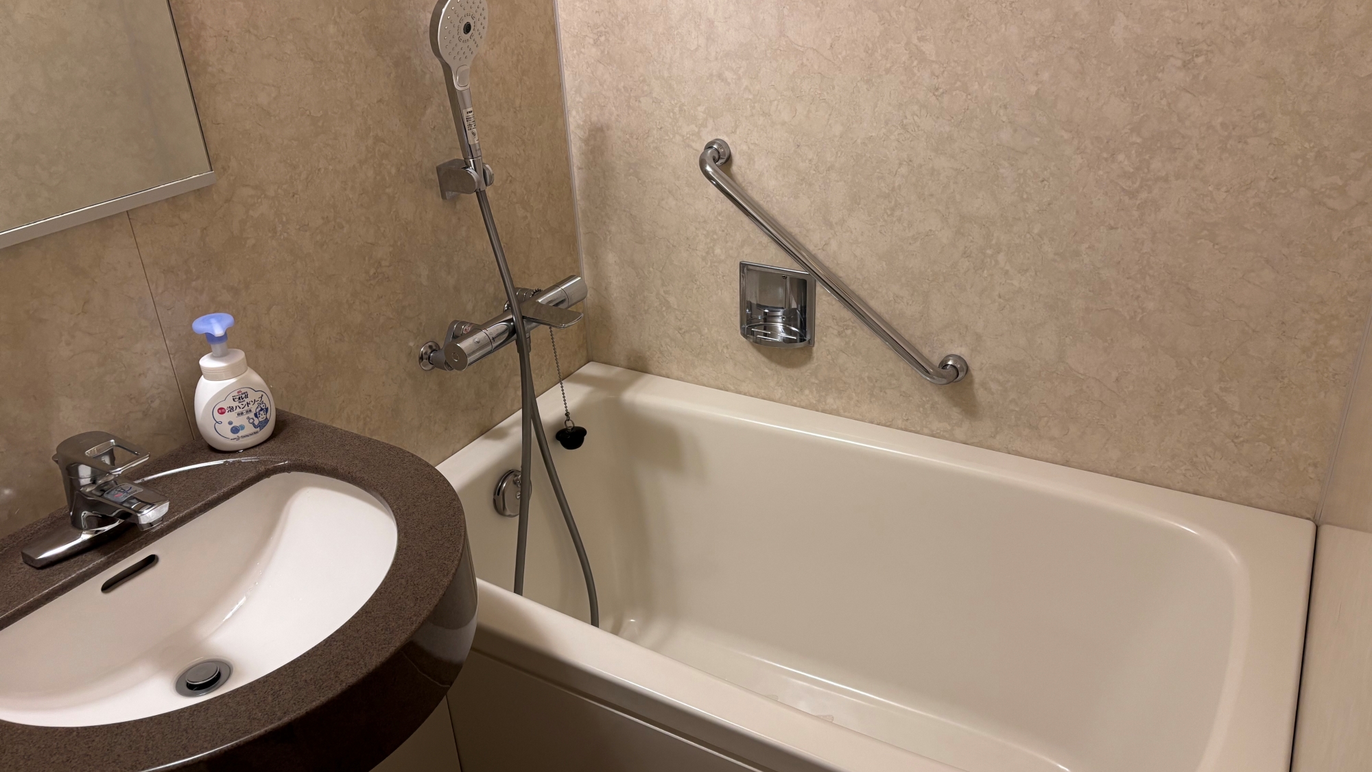 ユニットバス：全客室に完備。シャンプー・ボディソープもご用意しております。
