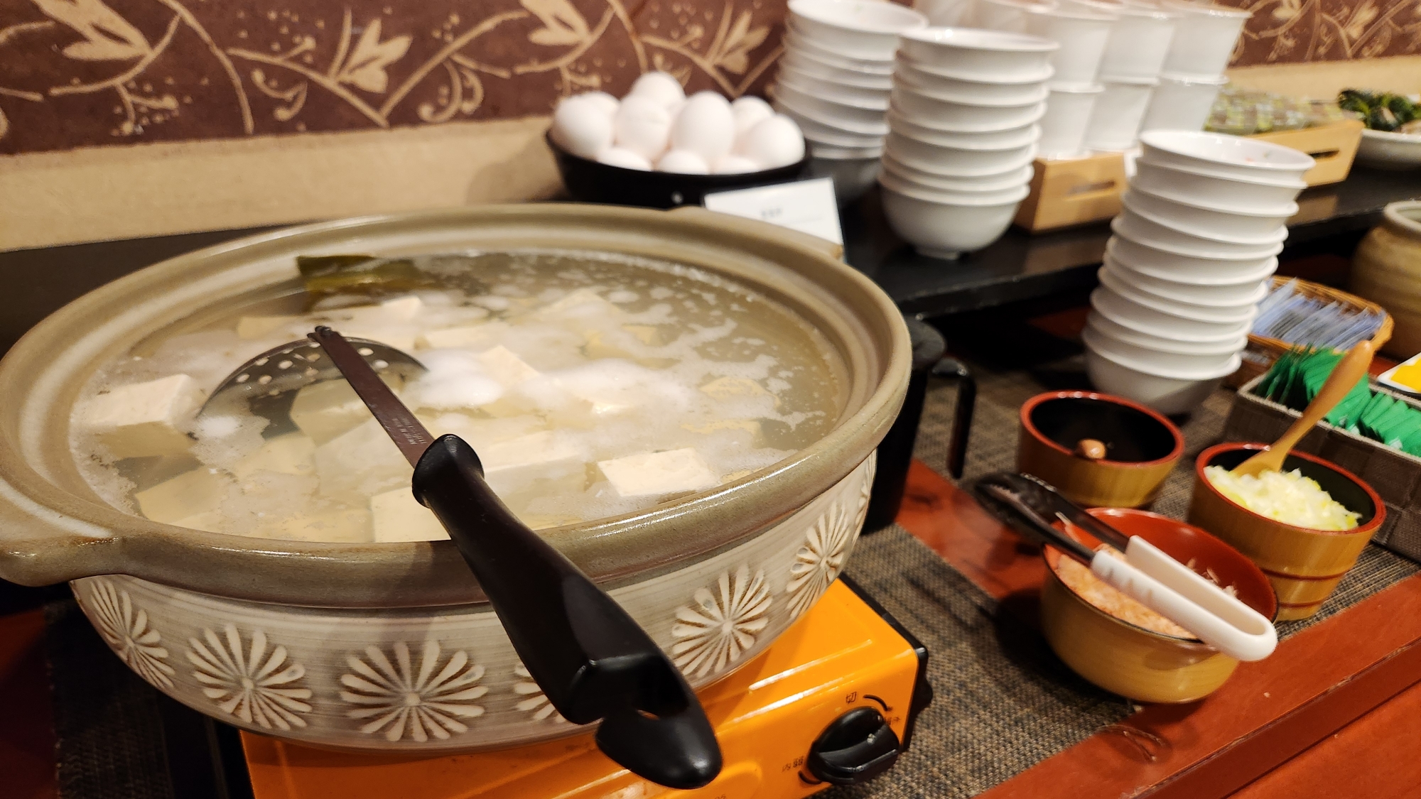 朝食：こだわりの朝食は、和・洋・中のバイキング！全40品をご用意しております。