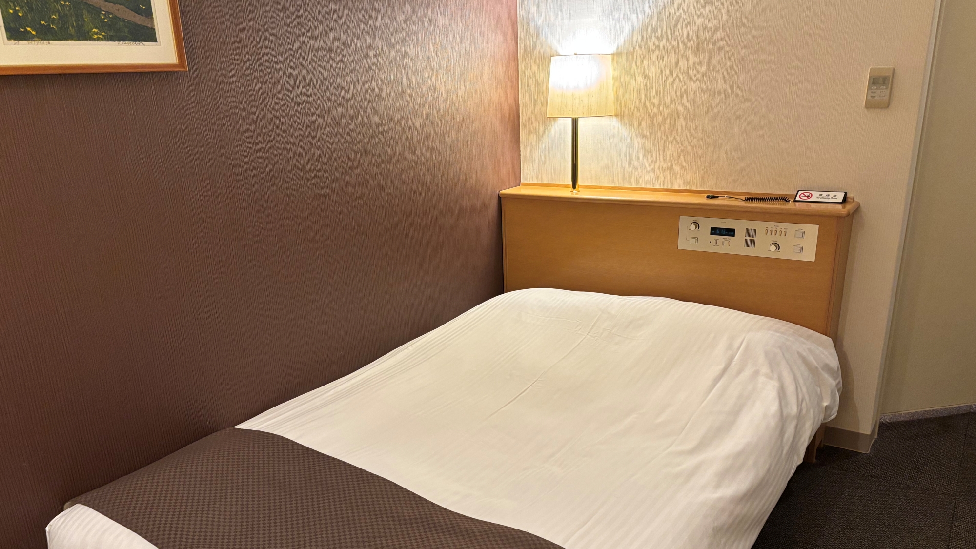 一例：シングルルーム／120cmセミダブルベッドをご用意しております。