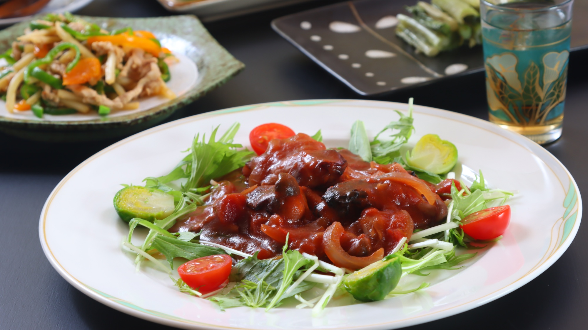 夕食一例 鶏もも肉のトマトワイン煮