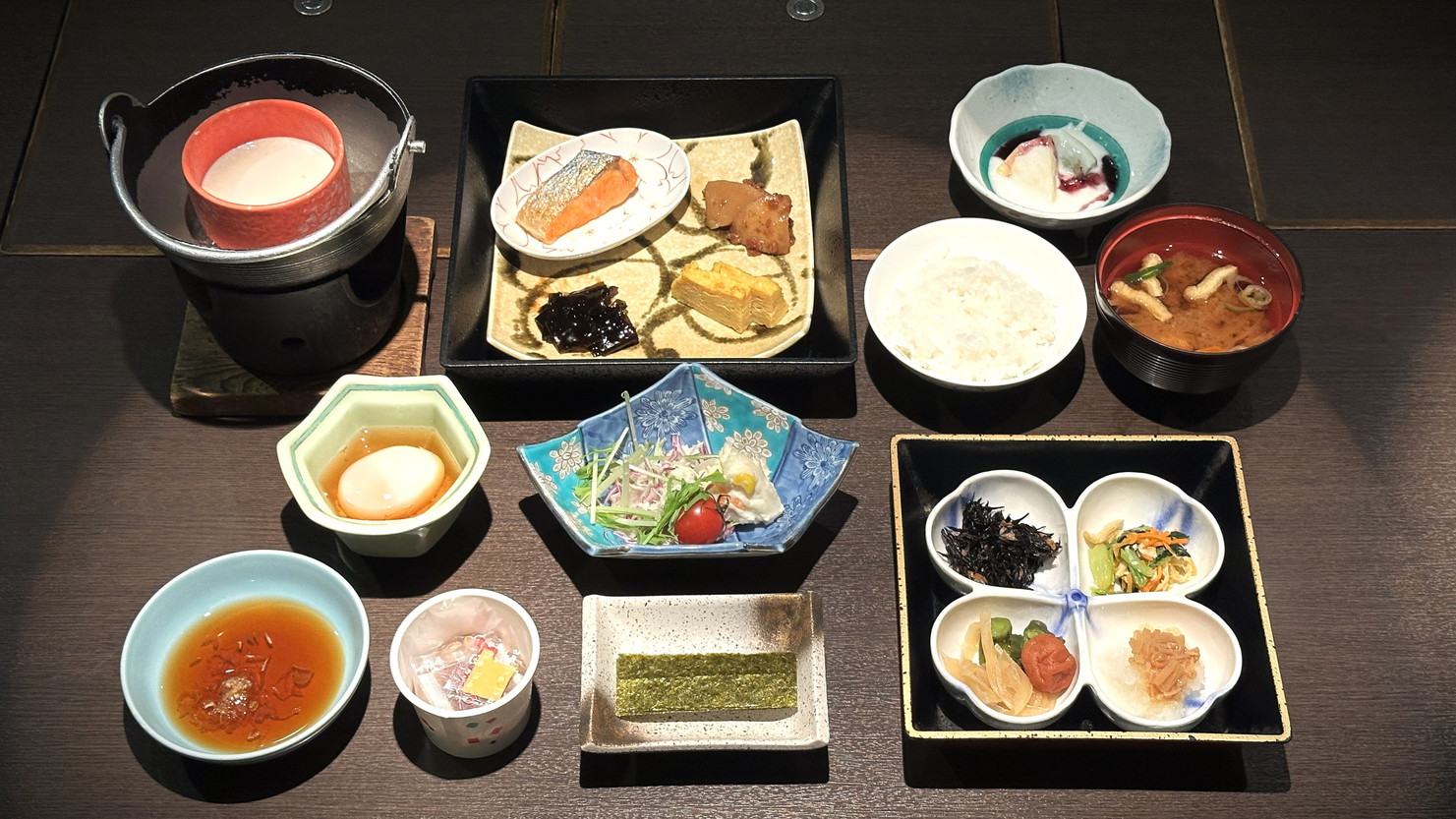 【1泊朝食付で温泉満喫♪】ご朝食は地元食材中心の嬉しい「こだわり和食膳」プラン
