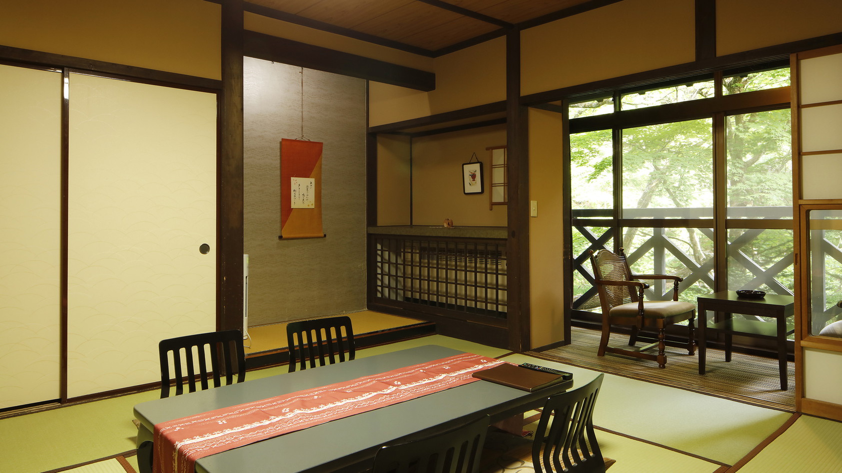 秋の花見館〜純和室＜10畳+広縁＞◆季節移ろう自然林を臨む