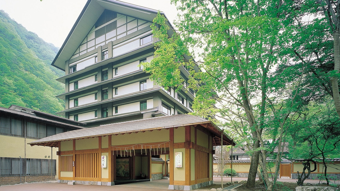【平家お狩場焼◆スタンダード】炎ゆらぐ囲炉裏を囲み旬の食材に舌鼓◆当館名物の歴史ある伝統料理