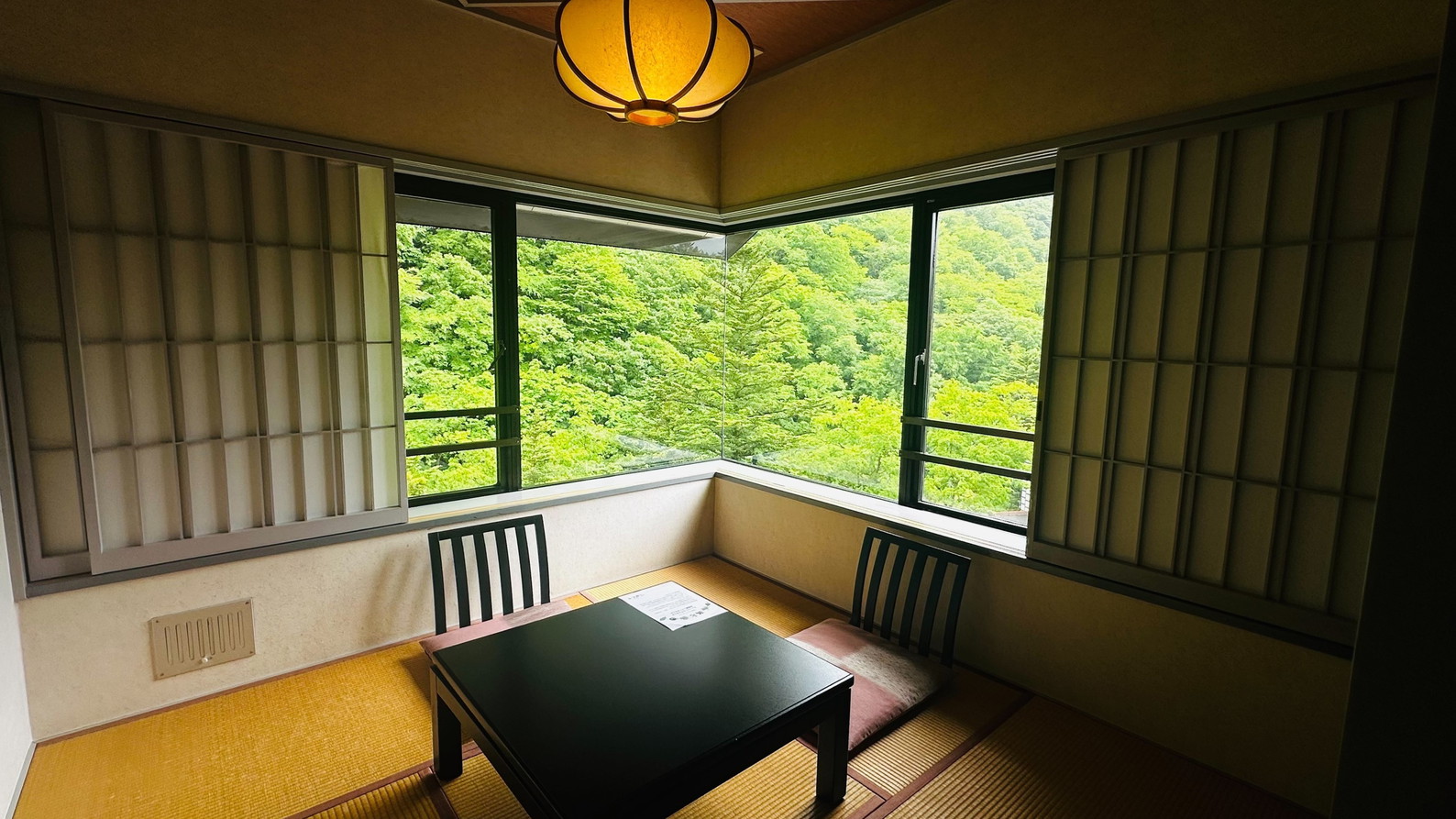 【春の花見館（和室15畳+4.5畳）】4F～7F各階1Rの角部屋和室。湯西川温泉の大自然をパノラマで