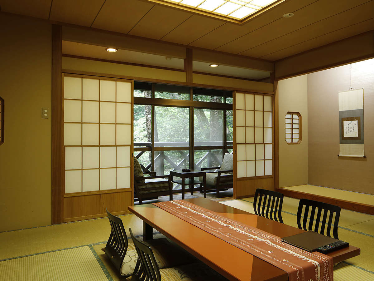 秋の花見館〜湯西川渓流沿い10畳の和室〜