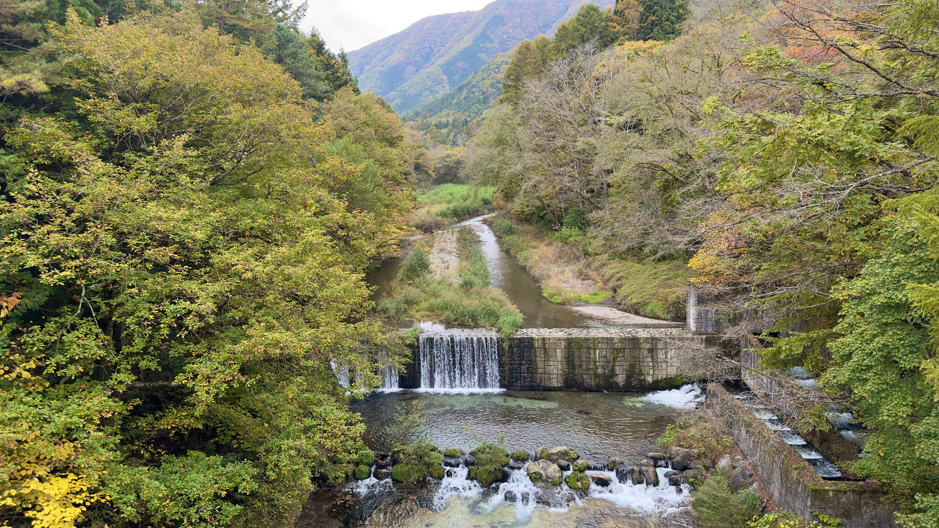 【湯西川の紅葉】施設周辺の湯西川の風景