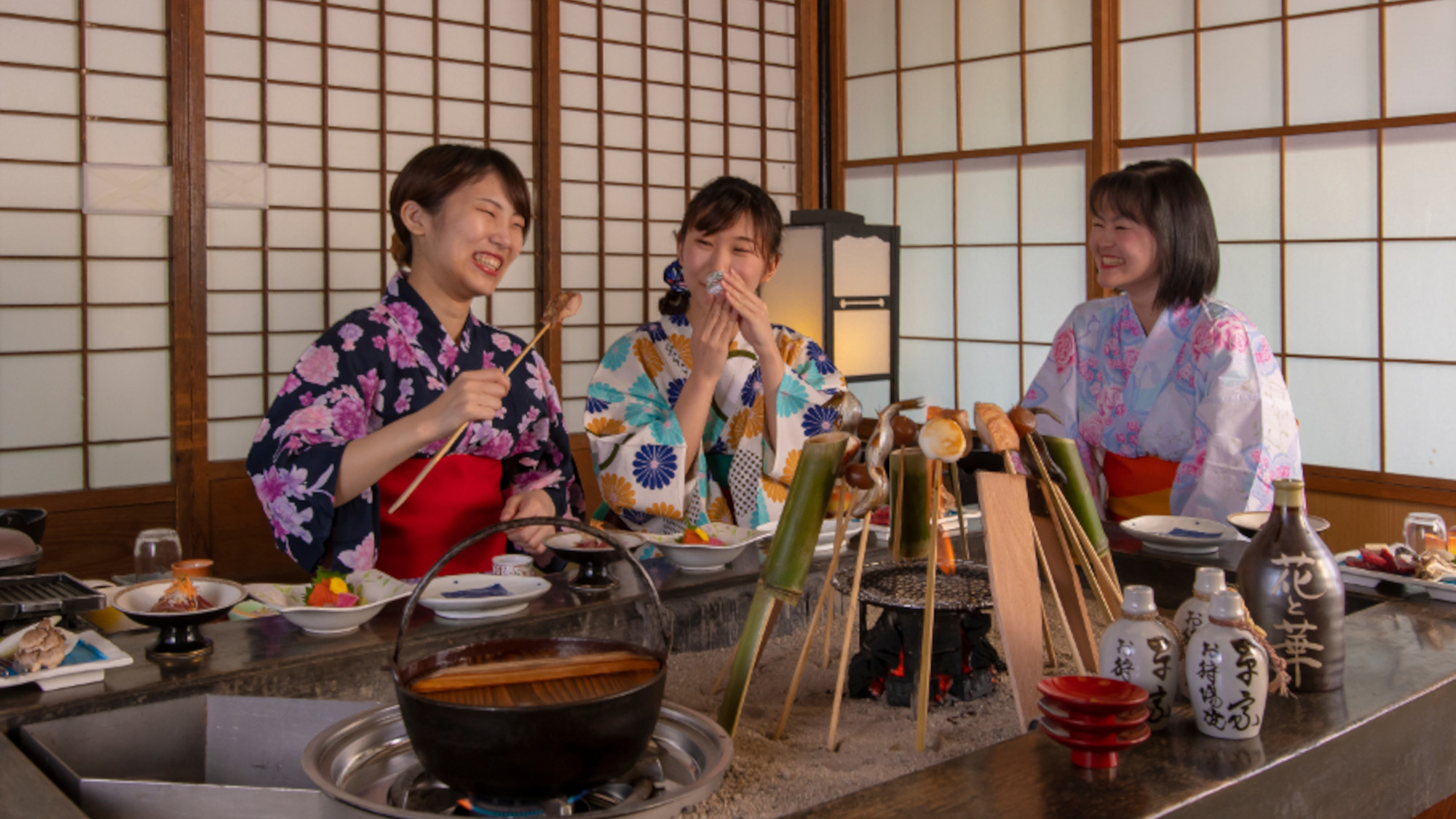 都会では体験できない囲炉裏料理をお友達同士で楽しんでください