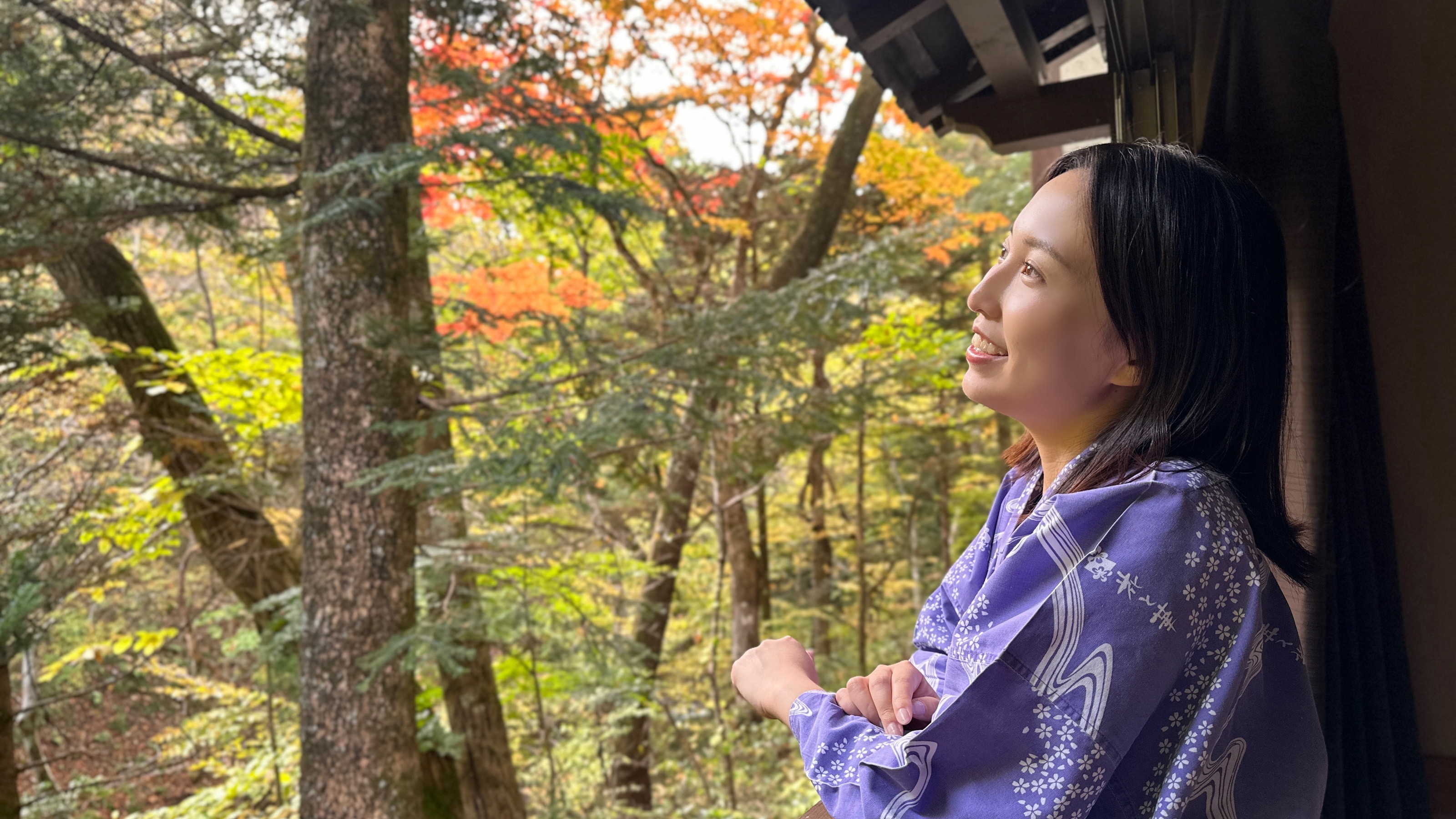 【秋の花見館（和室10畳）】森林に囲まれた秋の花見館からは紅葉と渓流が美しくご覧いただけます