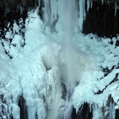 冬の華厳の滝は凍っても迫力満点！