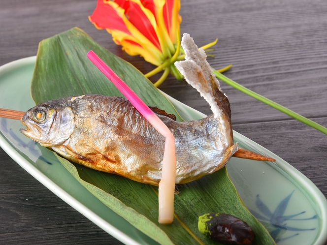 ３時間かけて炉端でほくほくに焼き上げる川魚