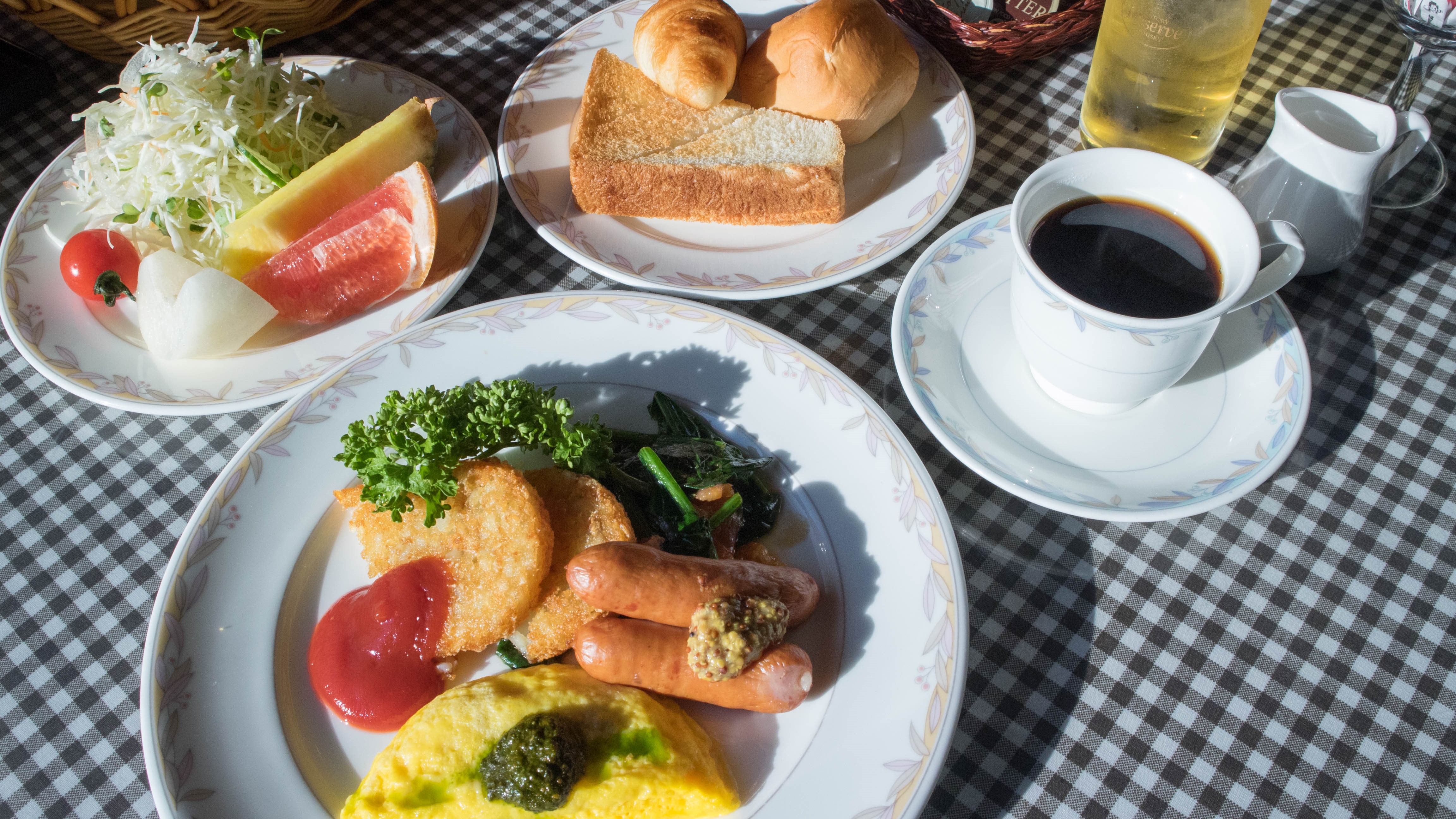 *［朝食一例］自家製バジルソースがかかったオムレツにはチーズや野菜が入ってて栄養満点！