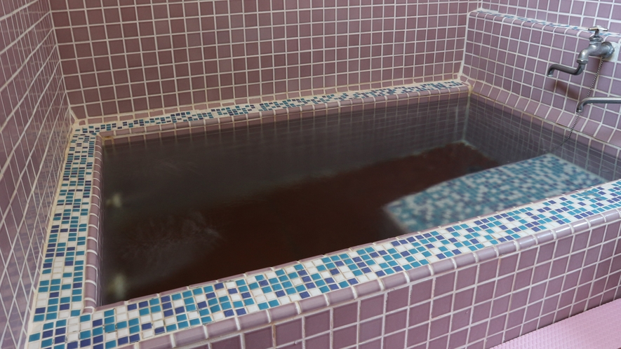 *［貸切風呂］24時間（清掃時間を除く）入浴可能な麦飯石風呂という人工温泉