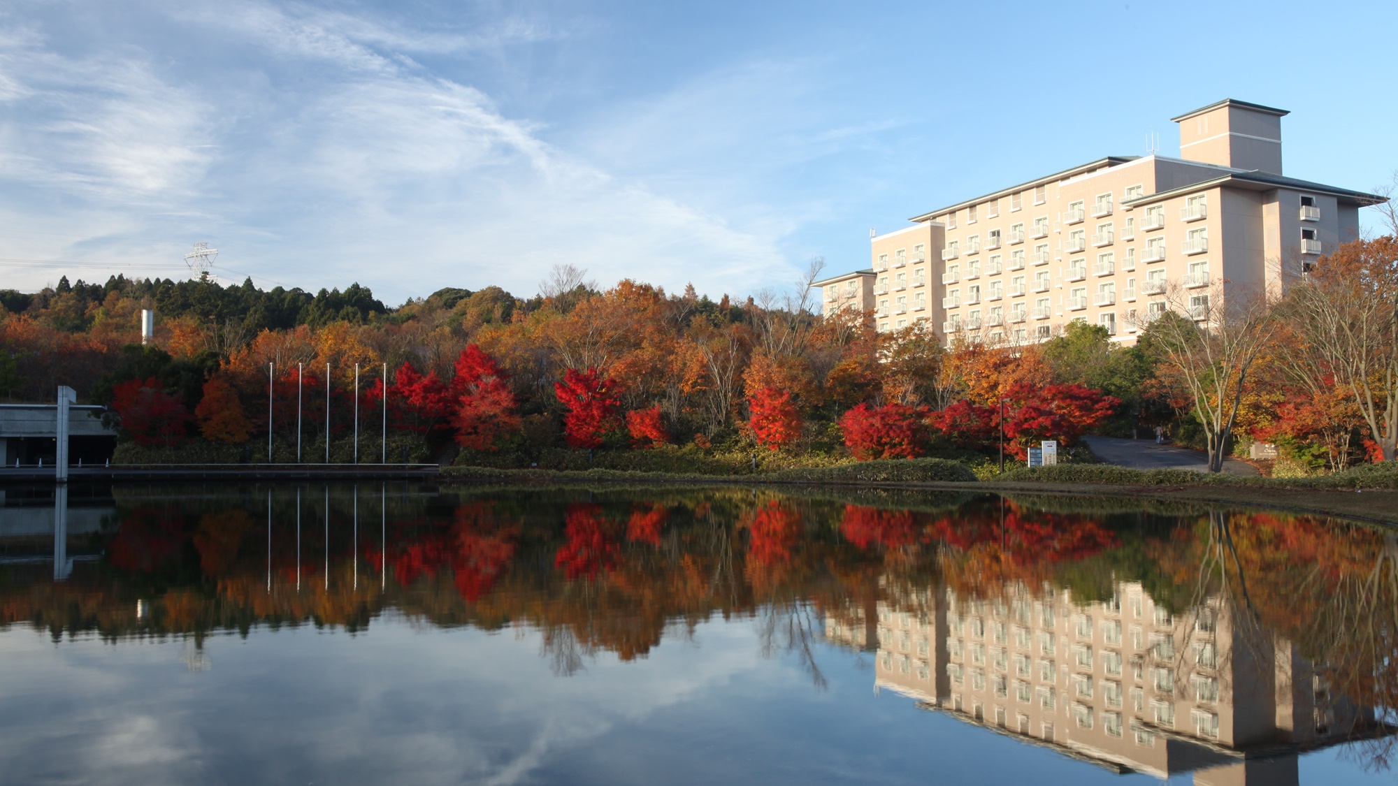 【秋のホテル外観】色鮮やかな紅葉とホテルの共演をお楽しみください。