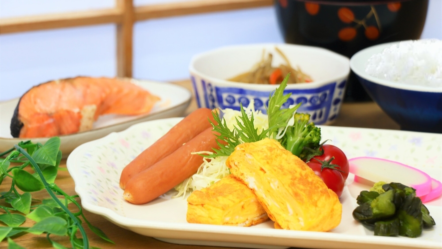 【料理】焼き魚や卵焼きと豊富なおかずでごはんがすすむ和朝食一例 