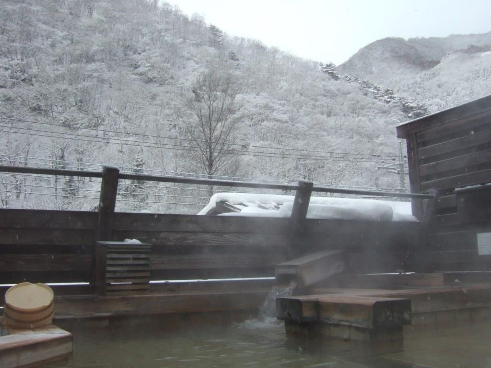 ＜天空露天からの眺め　冬のある日＞雄大な雪山を眼前に温泉に浸かる幸せ！