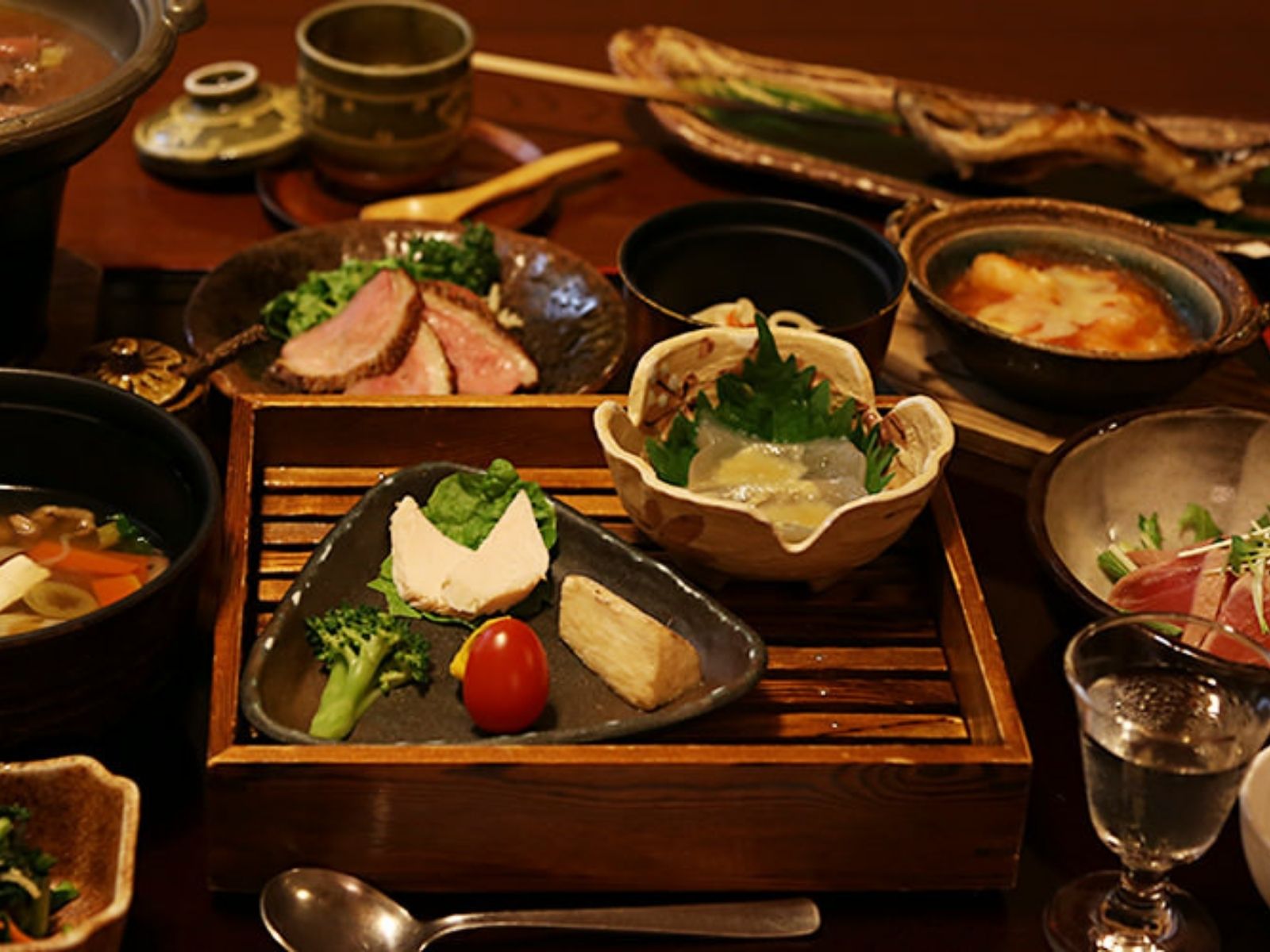 【夕食膳一例】基本プランでは夕食はお部屋食でご提供♪　評価も高い「和・洋・中のいいとこ取り」
