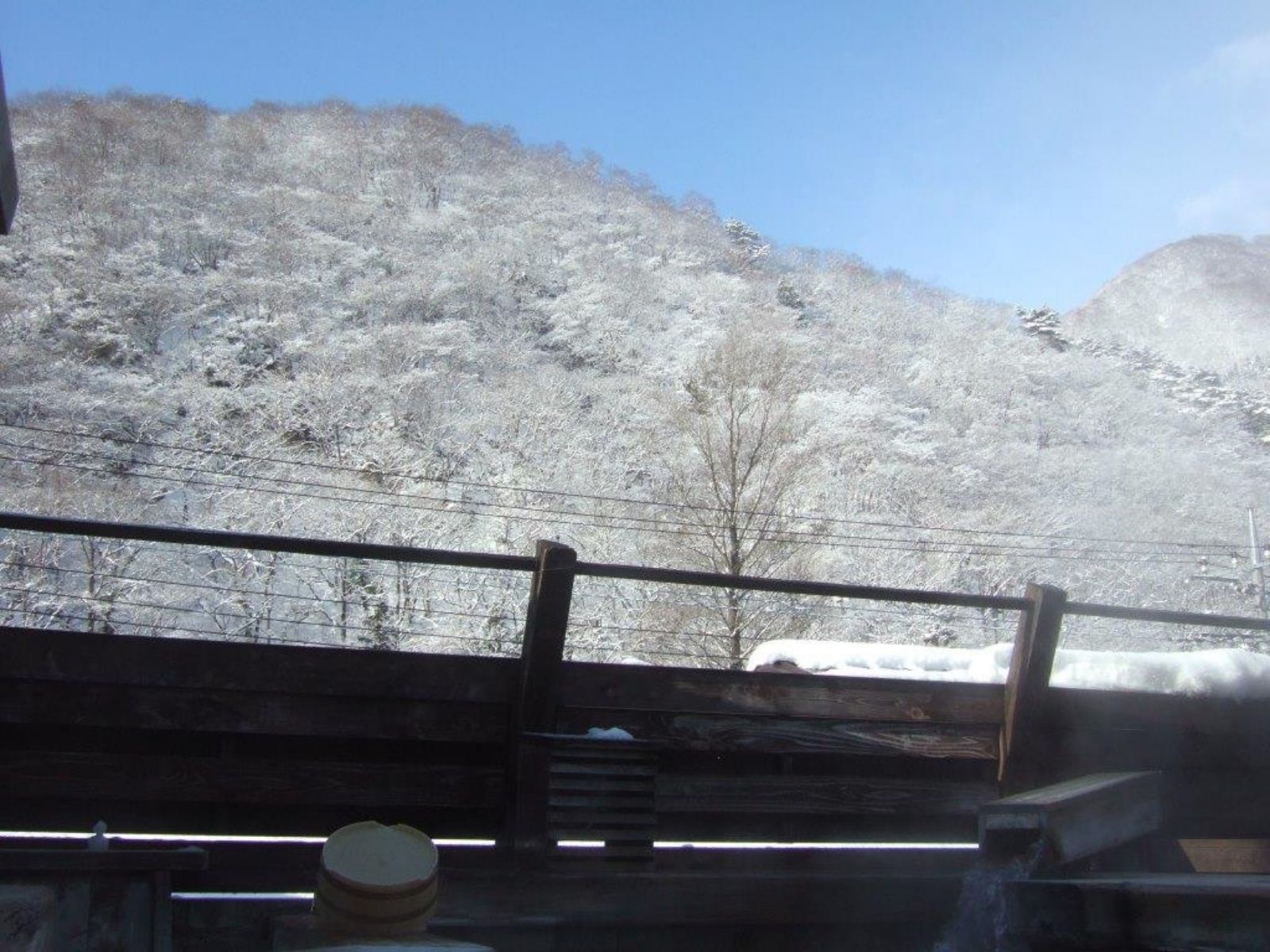＜天空露天からの眺め　冬のある日＞雄大な雪山を眼前に温泉に浸かる幸せ！